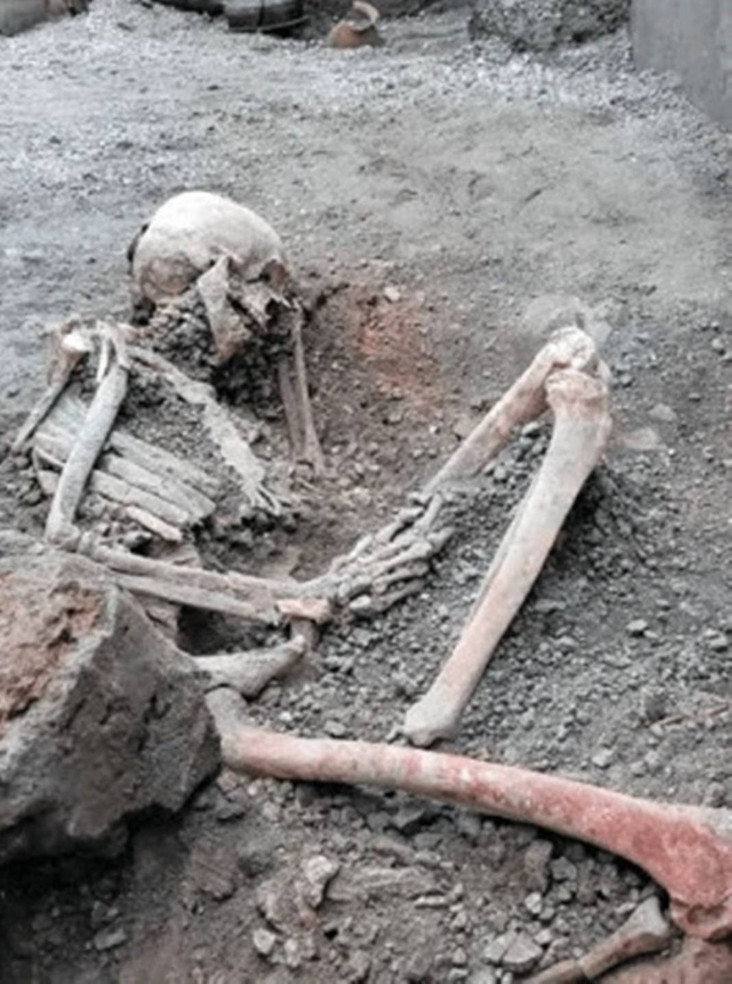 Gördükleri manzara sonrası kusarak dışarı kaçtılar! 2000 yıllık binanın içerisine giren arkeologlar hayatının şokunu yaşadı 5